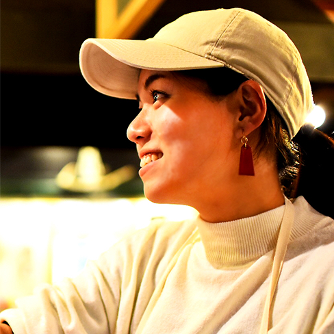 Hitomi, Waitress